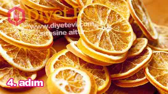 Portakal kabuğu kilo verme konusunda da son derece yararlıdır, çünkü portakalın pek çok besin öğesi, özellikle de C vitamini, kabuğunda bulunur. Bu antioksidan vitamin yağ yakmaya yardımcı olur. Soda ve kahvenin aksine portakal kabuğu çayını diyetinize ekleyin. Aşağıdaki talimatlar ile bu büyülü çayı hazırlayabilirsiniz: 1. Önce, birkaç portakal kabuğu alın ve serin ve kuru bir yerde kurutun. 2. Kurutulduktan sonra, bir kaç kabuğu 1 fincan sıcak suya koyun. 3. Örtün ve 10 dakika kadar bekletin. 4. Kabukları çıkarın ve biraz çiğ bal ekleyin. 5. Her gün bu bitki çayından 2 bardak içebilirsiniz. Önemli Not: Her zaman organik portakallar kullanın ve kurutmadan önce iyice yıkandığından emin olun. Bu haberi paylaşarak daha fazla insanın bu güzel yöntemlerden faydalanmasını sağlayabilirsiniz. Sağlıklı günler dileriz