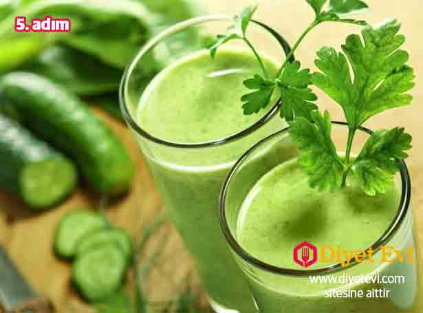 Brüksel lahanası ve taze fasulye suyu Tıpkı yukarıdaki sebze meyve suyu gibi, bu içecek de kandaki şeker seviyesini indirmeye ve aynı zamanda tansiyonu düşürmeye yardımcı olacaktır. Faydaları: Brüksel lahanası ve taze fasulye kan şekeri seviyesini düşürmenin anahtarı olan B6 vitamini ve çeşitli mineraller yönünden zengindir. Her iki gıda da doğal bir bitkisel insülin kaynağıdır. Malzemeler • 10-12 adet Brüksel lahanası • 2 bardak taze fasulye • 1 adet soyulmuş limon • 1 salatalık (tercihe bağlı) Hazırlanışı Tüm malzemeleri iyice yıkayın ve ardından karışımı kolaylaştırmak için biraz su ekleyip blenderden geçirin. Bu sebze meyve sularından birini Tip 2 diyabeti azaltmak için her gün aç karna içmeniz önerilir.