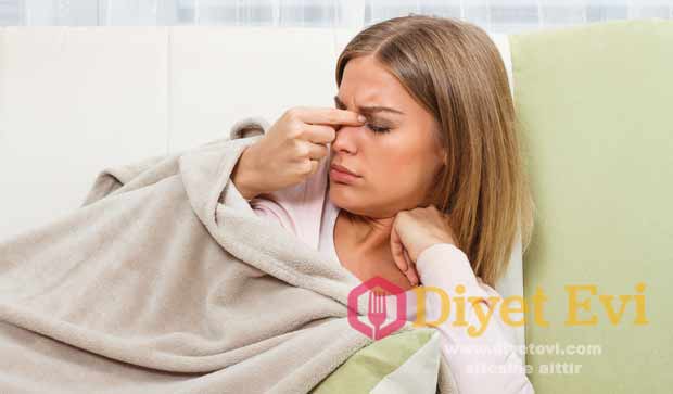 Bu şikayetlerin çoğu hafif belirtiler halinde başlar ve 1 haftalık ilaçla tedavi edilebilir. Fakat gelişmiş bir sinüzit rahatsızlığınız var ise bu şikayetleriniz ağır görülür ve 2 aya kadar uzar. Size vereceğimiz doğal tarif ile bu kronik sinüzit rahatsızlığından hızlı bir şekilde kurtulacaksınız. Tedavinin ana maddelerini yaban turbu ve sirke oluşturuyor. Bu karışım sinüzit tedavisinin ilaçların dışında alternatif tedavi olarak yıllardan beri kullanılıyor ve oldukça başarılı sonuçlar elde edildi. Malzemeler ve yapılışı için görsele tıklayın ve 3. Fotoğrafa geçin.