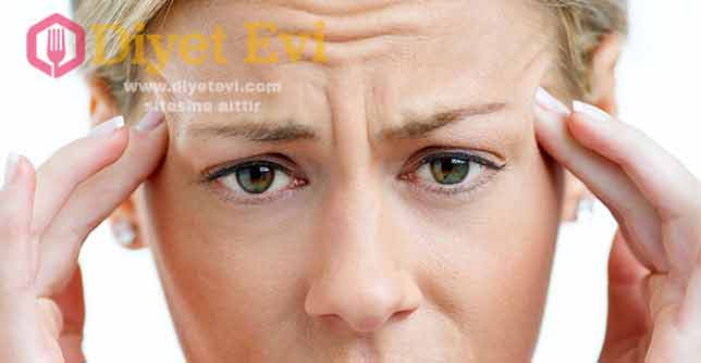 Kullanımı: Şişeyi 10 gün sonra çıkartıp biraz çalkalayın ve kokusunu burnunuzdan içinize çekin. Nefesinizi ağızdan verin. İsteğe bağlı olarak bir parça beze karışımdan döküp burnunuzun ön kısmına değdirebilirsiniz. Bu tedavide dikkat etmeniz gereken nokta önce burnunuzu muslukta güzelce temizledikten sonra bu işlemi uygulamak gerektiğidir. Kullandıktan sonra tekrar ağzını sıkıca kapatın ve karanlık yerde saklamaya devam edin. Bu tedaviye ek olarak bir de buharlı yaban turbu tedavisi var. O karışım için görsele tıklayın ve diğer fotoğrafa geçin.