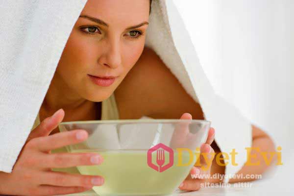 Bu buhar karışımını geceleri yatmadan önce yapmalısınız ve tedavinin ilk günlerinde yapmak etkili olur. Yaban turbunda bulunan vitamin, mineral ve antioksidanlar özellike sinüzit ve bronşit gibi solunum yolları şikayetlerini gidermede oldukça etkilidir. Burun ve sinüs boşluklarında iltahaplı mukusları yok eder ve baş ağrısı-gerginliği azaltır. Tek yapmanız gereken 10 gün bekleyen karışımı kaynatmak ve buharını burundan içeri çekmek. Sabah da gün içinde ilk anlattığımız tarifi yapabilirsiniz. Ortalama 1 hafta içinde ilaç kullanmadan Yaban turbu ile Migren ve sinüzitten kurtulacaksınız. Lütfen paylaşarak daha fazla insana ulaşmasını sağlayın. Bu haber http://www.diyetevi.com/ sitesi için özel olarak yazılmıştır. Aktif link verilmediğinde her türlü yasal hakkı kabul etmiş sayılırsınız.