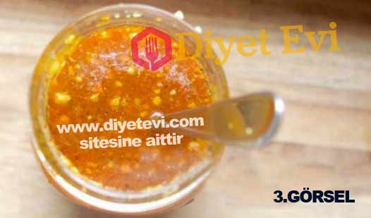 Zencefil - akciğerlerdeki mukusu ortadan kaldırır. Soğan - Anti kanser etkilere sahip ve solunum sistemini tehditlere karşı koruru. Bağışıklık sistemini güçlendirir. Zerdeçal - Antibakteriyel ve anti-kanser özelliklerinin yanında omega 3 yağ asitlerini de yüksek miktarda barındırır… Vitamin ve mineraller bakımından zengindir. Sigara içenler ve yeni bırakanlar için akciğer temizleme kürü içindekiler 1 litre su, 400 gram soğan, 2 çay kaşığı toz halinde organik zerdeçal (veya zerdeçal kökü), 400 gram organik bal (veya akçaağaç şurubu), Organik zencefil kökü.... Gerekli malzemeler hazırsa akciğer temizleme kürü yapılışı için görsele tıklayın ve son fotoğrafa geçin.