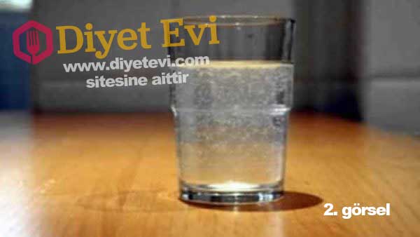 Bir bardak su ile negatif enerji olup olmadığını anlayabilir ve yok edebilirsiniz. Nasıl mı?Öncelikle şeffaf cam bir bardak alın(Not bu bardağı daha sonra bu iş dışında kullanmayın) Bardağımızın 3/1 ini deniz tuzu ile doldurun yine bardağın 3/2 sini beyaz sirke yada elma sirkesi ile doldurun diğer kalan 3/1 ini ise su ile doldurun Bu karışımı evin en çok kullandığınız hane halkının beraber oturduğu misafir ağırladığı yere koyun. Devam etmek için görsele tıklayın ve 3. fotoğrafa geçin.
