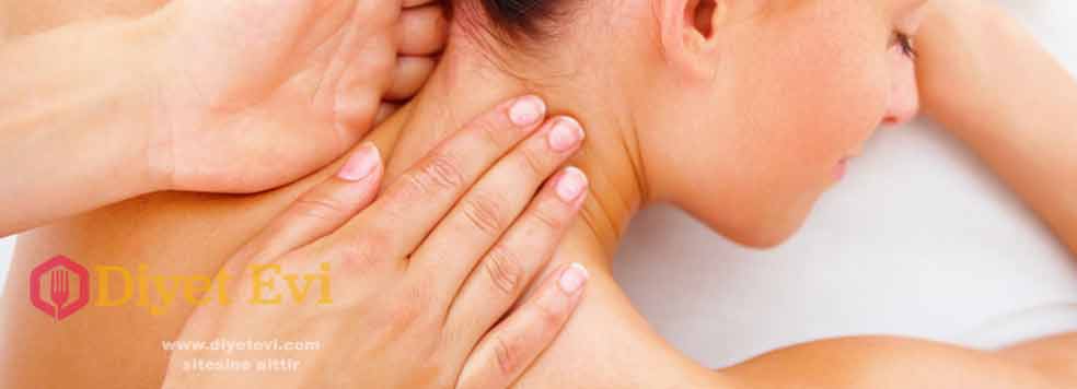 Öncelikle bir koltuğa oturun ve kafanızı vücudunuzla 45 derece açı yapacak şekilde eğin. Ardından kafanızı (sağ kulağınız yukarıda kalacak şekilde) sağa çevirin. Kulağınızın hemen arkasında bulunan ve Sternokleidomastoid kas adı verilen kasa masaj yapmaya başlayın. Bir süre sonra kafanızı bu kez sola çevirin; aynı masajı bu kez sol kulağınızın altındaki o havalı isimli kas üzerinde gerçekleştirin. Bu masaj ile boyun kaslarınızı rahatlatmış, başınızı bir sonraki adımlara hazırlamış olacaksınız.- Bir sonraki adım için görsele tıklayalım.