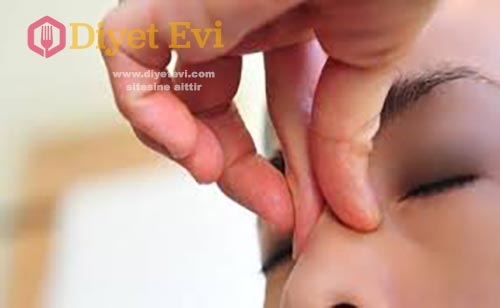 İşaret parmağınızla tarayarak burnunuzun kemik kısmı ile kıkırdak kısmının birleştiği yeri bulun. İşaret ve orta parmağınızla tam da o bölgeye 20-30 saniye kadar dairesel hareketlerle masaj yapın. Daha sonra bu masaj hareketinizi burnunuzun iki yanına, burnunuz ile yanaklarınızın birleştikleri alanlara da uygulayın. Bu bölgelerin tamamen sinüslere ait olduğunu yukarıdaki görsellerle öğrenmiştik. Bu bölgeye masaj sayesinde oradaki kasları da gevşetmiş olduk…- Bir sonraki adım için görsele tıklayıp 4. görsele geçelim.