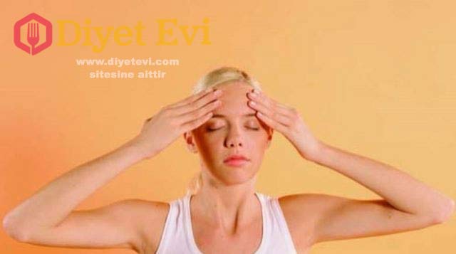 …ve alnınıza da her iki elinizle birden dairesel hareketlerle masaj yapmaya devam edin. Yüz kaslarınıza uyguladığınız bu masajlar sayesinde tıkanıklıkların hızla açıldığını, ilaca pek de ihtiyaç duymadan kendinizi toparladığınızı fark edeceksiniz Sağlıklı mutlu günler dileriz Lütfen paylaşalım.