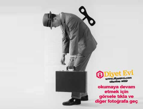 Fibromiyalji, korkulduğu gibi bir eklem hastalığı değildir, eklemi tutmaz ve şekil bozukluğu yapmaz. Esas olarak kasları ve kasların kemiklere yapıştığı bölgeleri etkiler. Yaygın vücut ağrısı ve yorgunlukla kendini gösteren, iltihaplı olmayan bir yumuşak doku romatizmasıdır diyebiliriz. Kesinlikle sakatlık bırakmaz. “Her tarafım ağrıyor. Gece yeteri kadar uyumama rağmen sabahları hiç uyumamış gibi kalkıyorum. Yorgunluktan kırılıyorum, hiçbir iş yapamıyorum. Enerjim çekilmiş gibi hissediyorum...” Eğer sizde böyle hissediyorsanız fibromiyalji olabilirsiniz. Bu yakınmalar fibromiyalji diğer adıyla yumuşak doku romatizması olanlarda en sık dile getirilen yakınmalardır. Özellikle hastalık sırt, boyun, omuzlar ve kalçalarda belirgin olmak üzere yaygın kas-eklem ağrısı, yorgunluk, sabahları daha çok olan tutukluk ve hareket zorluğuyla kendini belli eder. Vücudun hem sağ hem sol yarısında, göbekten hem yukarıda hem aşağıda ayrıca omurganın çevresinde kısaca vücudun her yerinde ağrı ve sızı mevcuttur. Ağrı algısı kişiden kişiye farklılık gösterebilir. Bu nedenle fibromiyalji ağrısı yanma, acıma, sızlama, hassasiyet, batma, karıncalanma, üşüme, kasların burkulması yada kemirici ağrı gibi değişik şekillerde tarif edilebilir. Fibromiyaljideşikayetler günden güne hatta gün içinde bile değişkenlik gösterebilir. Hava değişiklikleri, stres, ve uyku problemleri yaygın vücut ağrısını şiddetlendirir.